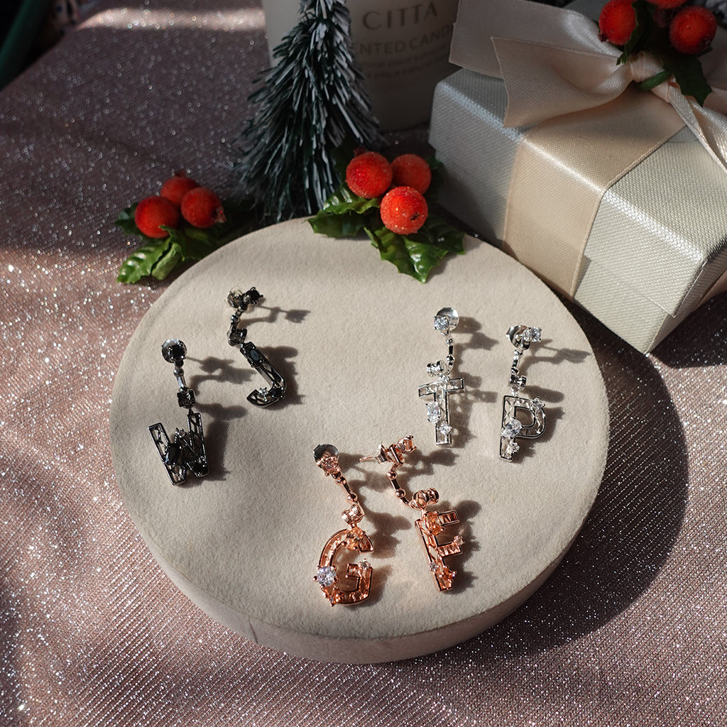 Grand New Alphabet Earrings [White gold]