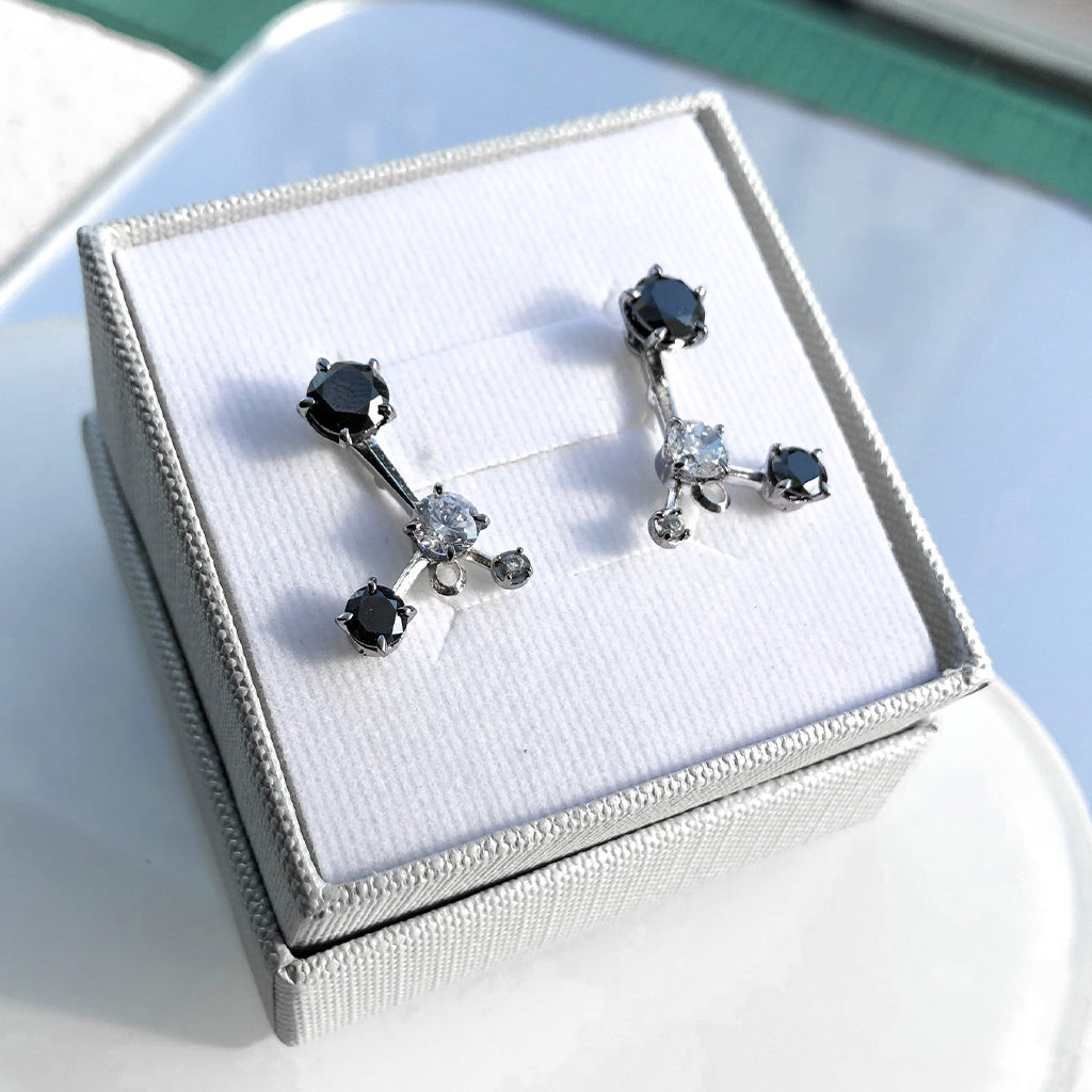 Grand Gems (S) Earrings [Black gems]