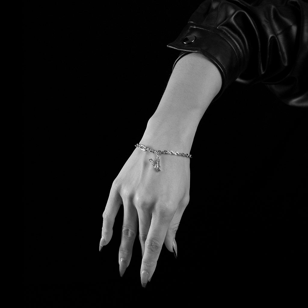 New Alphabet V Bracelet [Black/White gems]