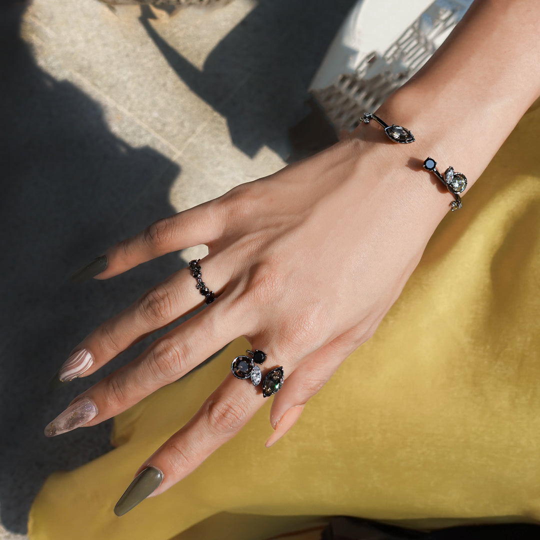 Dancing Floral Ring [Black gold]