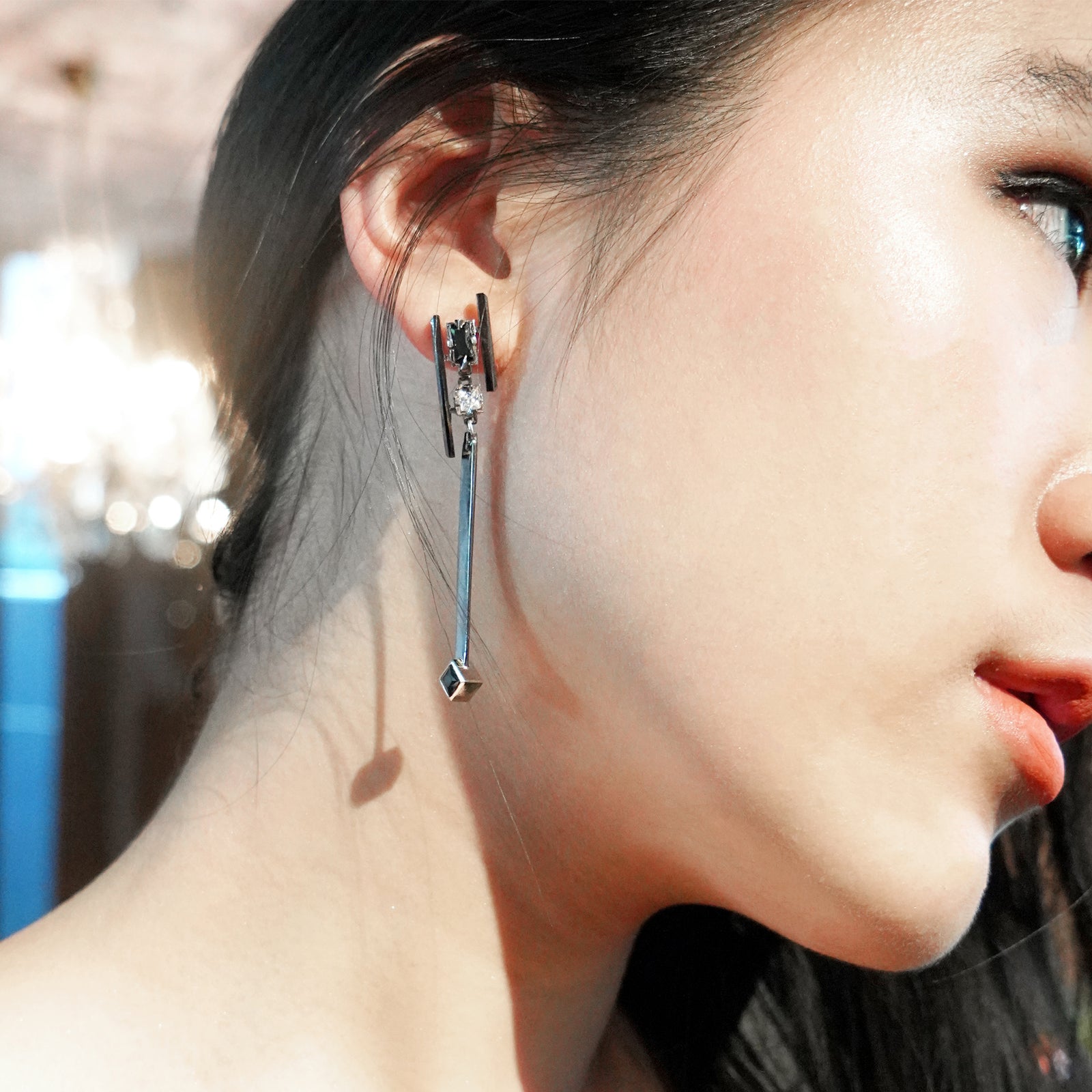 Grand Pilot Earrings [Black gems]