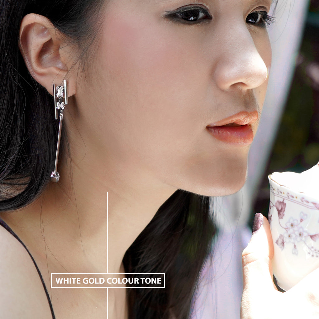 Grand Pilot Earrings [White gems]
