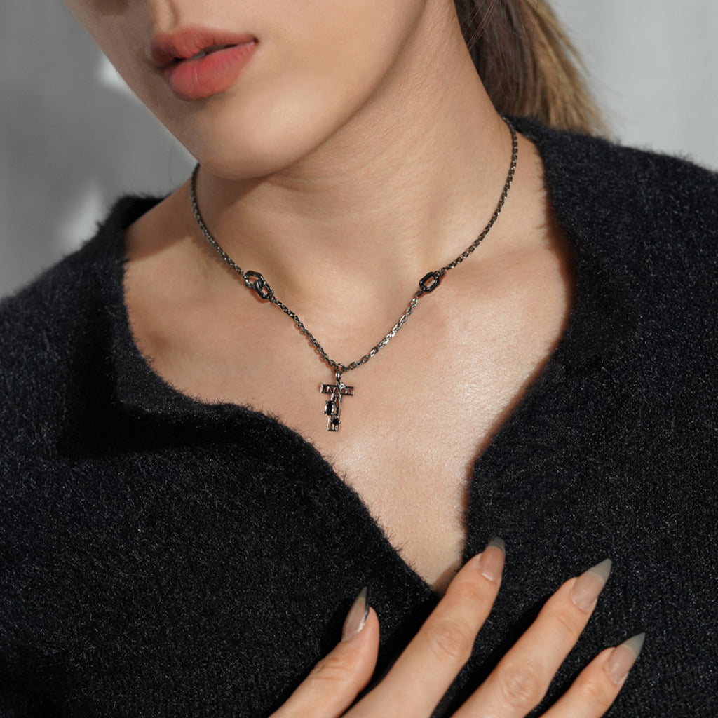 New Alphabet T Necklace [Black/White gems]