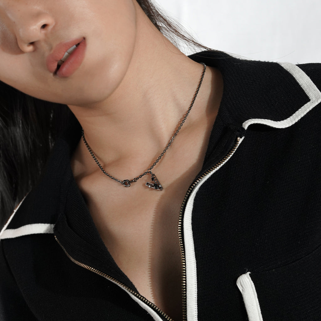 New Alphabet V Necklace [Black/White gems]