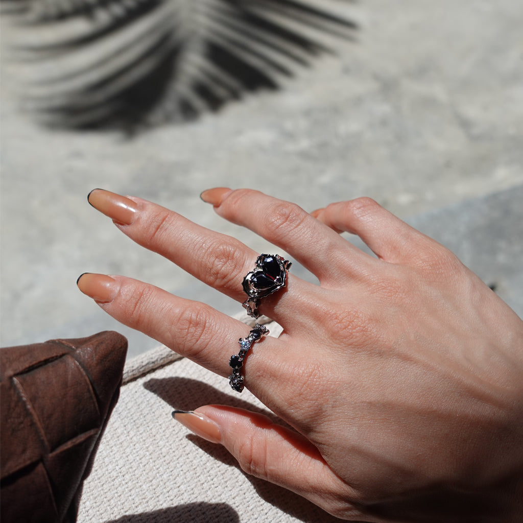 Grand Love Song Ring [Black gems]