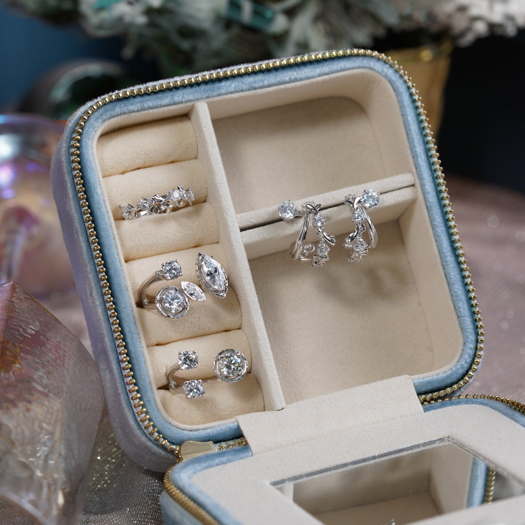 Dancing Floral Ring [White gold]